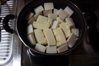 豆腐を下にして鍋で炊く