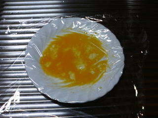 皿にラップを敷いて卵を入れる