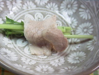 京菜を豚肉で巻く